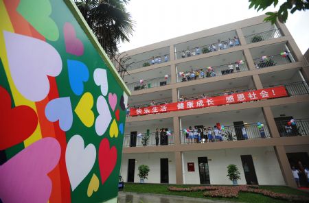 Photo taken on Aug. 26, 2009 show a dormitory building of Xintanghu elementary school in Shuangliu, a county of southwest China's Sichuan Province. 
