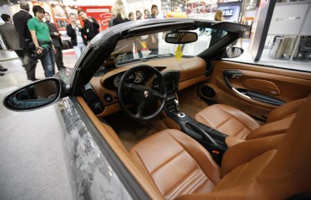  Visitors view a Porsche SUV during the 5th Russia International Auto Show in Moscow, Russia, Aug. 26, 2009. About 600 enterprises from 16 countries and regions attended the show, which opened here on Wednesday. [Lu Jinbo/Xinhua]