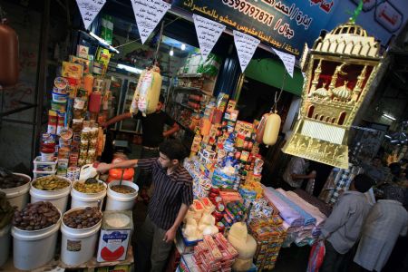 Palestinians buy goods at a market during the holy fasting month of Ramadan, in Gaza City, Aug. 26, 2009. [Wissam Nassar/Xinhua] 