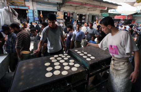 Palestinians buy goods at a market during the holy fasting month of Ramadan, in Gaza City, Aug. 26, 2009. [Wissam Nassar/Xinhua]