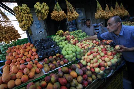 A Palestinian buys goods at a market during the holy fasting month of Ramadan, in Gaza City, Aug. 26, 2009. [Wissam Nassar/Xinhua]