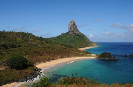 Photo taken on Aug. 25, 2009 shows a view of Fernando de Noronha Island, northeaster Brazil. Fernando de Noronha, well-preserved with its beautiful view, pure seawater and various marine lives, was listed as a world natural heritage site by the UNESCO in 2001. [Yang Limin/Xinhua]