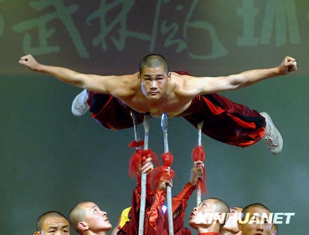 A Shaolin kungfu monk shows his kungfu for some tourists on June 10, 2006. [Wang Song/Xinhua]