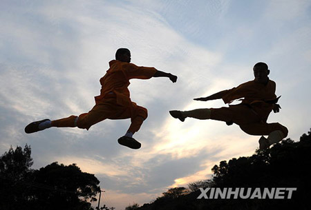 Quanzhou Shaolin Temple monks practice Shaolin Kungfu in Fujian Province's Quanzhou city on April 9, 2009.[Jiang Kehong/Xinhua] 