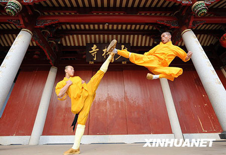 Shaolin Temple monks practice Shaolin Kungfu in Quanzhou City, South China's Fujian Province on April 9, 2009.[Jiang Kehong/Xinhua]