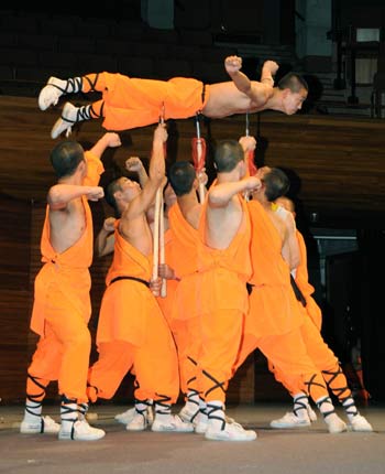 Actors from Dengfeng of central China’s Henan Province perform traditional Shaolin martial art in Wellington of New Zealand on Feb. 16, 2008. The performance celebrating Chinese Lunar New Year was held here Saturday with attendance of hundreds of audiences.[Xinhua]