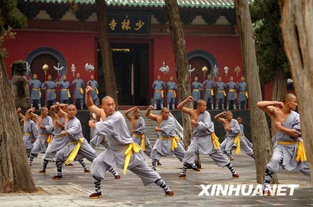  Shaolin kungfu monks perform Shaolin martial arts before Shaolin Temple on Oct. 17, 2004.[Wang Song/Xinhua]