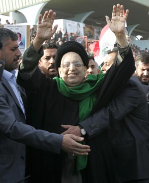 Abdul-Aziz al-Hakim, leader of Shi'ite religious political party Islamic Supreme Council of Iraq (ISCI), waves to supporters during an election campaign rally in Baghdad in this January 29, 2009 file photo.[Xinhua/Reuters]