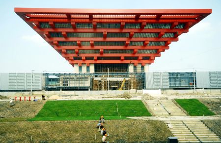 Workers are seen at the construction site of the World Expo Axis in Shanghai, east China, Aug. 25, 2009. The landscaping of the World Expo Axis started recently.[Xinhua]