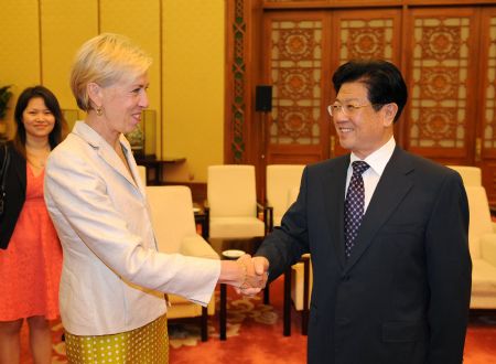 Wang Zhaoguo (R), president of the All-China Federation of Trade Unions (ACFTU), meets with Anna Burger, president of Change to Win, and head of the visiting U.S. union leaders delegation, in Beijing, capital of China, Aug. 26, 2009. Change to Win is a coalition of U.S. unions representing 6 million workers. [Xinhua] 