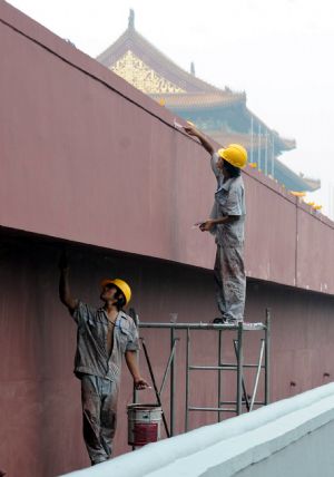 Workers paint the platform of Tiananmen rostrum in Beijing, capital of China, Aug. 26, 2009. As a part of the preparation for the celebration of the 60th anniversary of the founding of the People's Republic of China, the renovation of Tiananmen draws to close. [Xinhua]