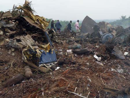 Photo taken on Aug. 26, 2009 shows wreckage from the Antonov 12 lies in a field on the outskirts of Brazzaville. A cargo plane crashed into a cemetery near the Congolese capital Brazzaville on Wednesday, killing five Ukrainian crew members and a Congolese passenger, the transport minister said.[Xinhua]