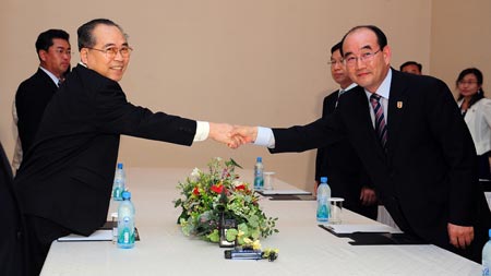 Kim Young-chol (R), general secretary of Red Cross of the Republic of Korea (ROK), shakes hands with Choi Song-ik, vice chairman of the central committee of the Red Cross of the Democratic People's Republic of Korea (DPRK), during their meeting in Mountain Gumgang area in the DPRK, on Aug. 26, 2009. South Korea and the DPRK began talks for the reunion of separated families in Mount Gumgang area on Wednesday, local media said. Delegates from Red-cross societies of the two side held a preliminary meeting from 5:40 pm, said the Yonhap News Agency. (Xinhua/Newsis)