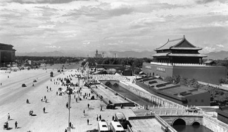 The Tian'anmen Square and Chang'an Avenue are seen in this file photo taken on October 10, 1959. [Xinhua]