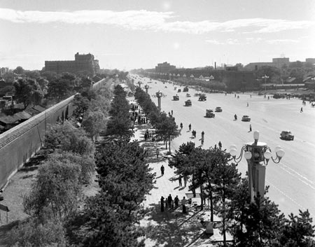 The East Chang'an Avenue in this October 31, 1959 file photo. [Xinhua]