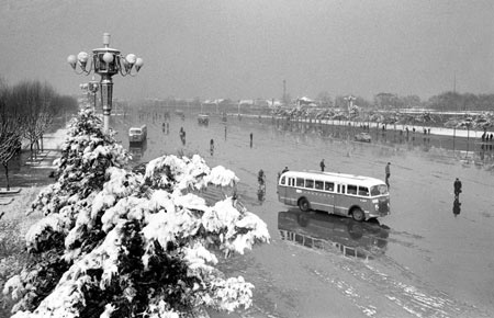 This file photo taken on March 11, 1964 shows the West Chang'an Avenue after a heavy snow in Beijing. [Xinhua]