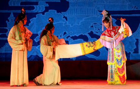 Chen Hong (R), an actress of Jinju Opera, performs 'Romance of the Western Chamber' during a Chinese opera joint performance held in Yongji City, north China's Shanxi Province, Aug. 25, 2009. 