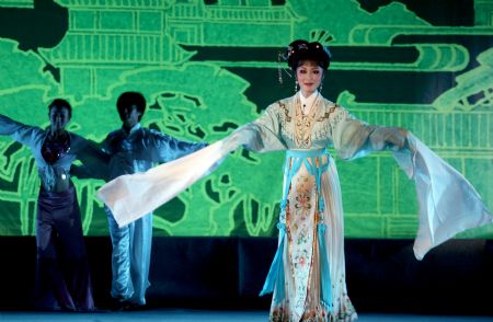 Yu Jinglan, an actress of Shanghai Yueju Opera Theatre, performs 'Romance of the Western Chamber' during a Chinese opera joint performance held in Yongji City, north China's Shanxi Province, Aug. 25, 2009. 