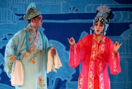 Wu Junying (R), an actress of Puju Opera, performs 'Romance of the Western Chamber' during a Chinese opera joint performance held in Yongji City, north China's Shanxi Province, Aug. 25, 2009. 