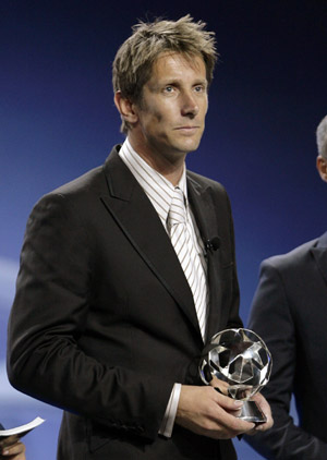 Manchester United's Edwin Van Der Sar holds his UEFA Club Goalkeeper of the Year award at Monaco's Grimaldi Forum in Monte Carlo August 27, 2009.(Xinhua/Reuters Photo)