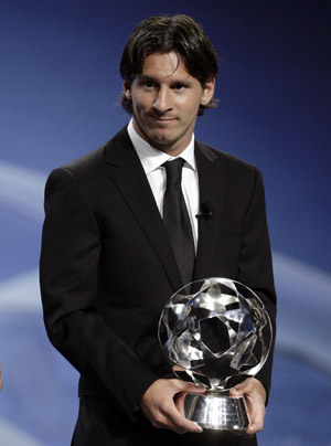 Barcelona's Lionel Messi holds his UEFA Club Footballer of the Year award at Monaco's Grimaldi Forum in Monte-Carlo August 27, 2009.(Xinhua/Reuters Photo)