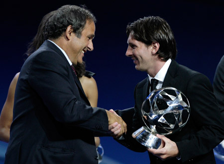 FC Barcelona's Lionel Messi receives the UEFA Club Footballer of the Year award from UEFA president Michel Platini at Monaco's Grimaldi Forum in Monte-Carlo, August 27, 2009. (Xinhua/Reuters Photo)