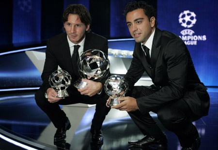 FC Barcelona's Lionel Messi (L) and Xavi Hernandez (R) hold their UEFA trophies at Monaco's Grimaldi Forum in Monte-Carlo, August 27, 2009.(Xinhua/Reuters Photo)