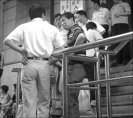 Owners gather in front of the letters and complaints office of Shanghai, hoping the government will interfere with the issue of compensation. 