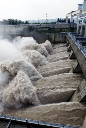 Gezhouba Dam starts sand-clearing work