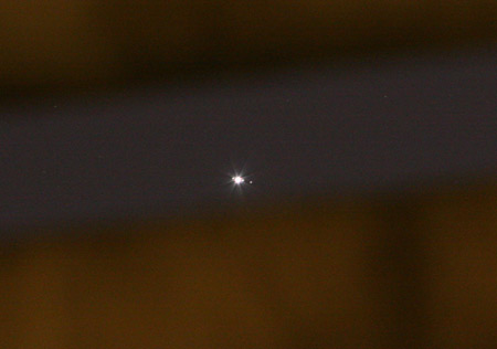 Beijing, August 27, 2009 at 11:00pm: Three small “companions” form a perfectly straight line with the big luminary, however, in reverse order than in the August 22 shots. Likewise, they were neither to be seen with the naked eye nor through the mirror-reflex finder.[Till Wöhler/China.org.cn]