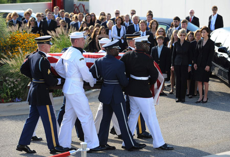 The family and friends of the late Sen. Edward Kennedy, watch as his casket is moved to a hearse at the Kennedy compound in Hyannis Port, Massachusetts. [Xinhua/AFP]