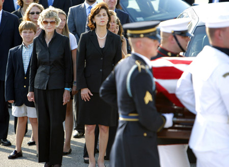 Senator Edward Kennedy's grandson Edward Kennedy III (L), his sister Jean Kennedy Smith and his widow Vicki Reggie Kennedy (R) watch as an honor guard carries the senator's casket into the John F. Kennedy Library and Presidential Museum in Boston, August 27, 2009. [Xinhua/Reuters] 