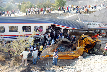 Photo taken on Aug. 27, 2009 shows the site of a train crash in Bilecik Province, northwestern Turkey. [Anatolia/Xinhua]