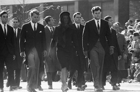 After John Kennedy was assassinated, Edward Kennedy (R, front), together with Robert Kennedy (L, front) and Jacqueline Kennedy (C, front), attended the funeral.[cri.cn]