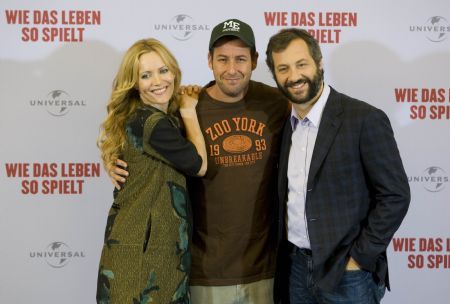 U.S. director Judd Apatow (R) and his cast members Leslie Mann (L) and Adam Sandler of the U.S. pose for pictures during a photo call promoting their movie 'Funny People' in Berlin August 26, 2009.[Xinhua/Reuters]