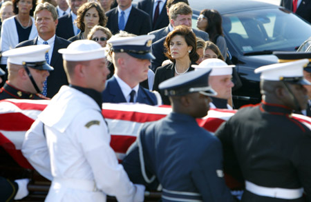 Senator Edward Kennedy&apos;s sister Jean Kennedy Smith, his widow Vicki Reggie Kennedy, and his son Congressman Patrick Kennedy watch as an honor guard carries the senator&apos;s casket into the John F. Kennedy Library and Presidential Museum in Boston, Massachusetts August 27, 2009.(Xinhua/Reuters)