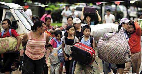 Myanmar people flooding in China due to war -