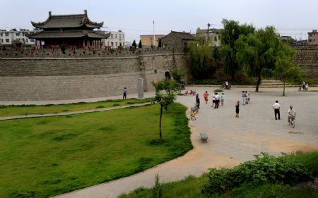 Locals are seen at a square near the north gate of Shouxian County, a famous historic and cultural site in east China's Anhui Province, on Aug. 17, 2009.(Xinhua/Tao Ming) 