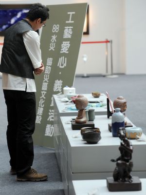 A man views exhibits at the charity sale zone on the Craft Taiwan 2009 in Taipei, southeast China's Taiwan Province, Aug. 27, 2009. 