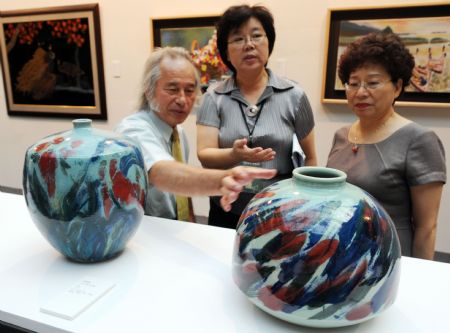 People view porcelains on the Craft Taiwan 2009 in Taipei, southeast China's Taiwan Province, Aug. 27, 2009.