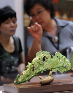 People view jade sculpture on the Craft Taiwan 2009 in Taipei, southeast China's Taiwan Province, Aug. 27, 2009. 