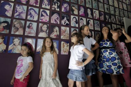 Girls line up before a lesson at a modelling school in Caracas August 27, 2009.(Xinhua/Reuters Photo)