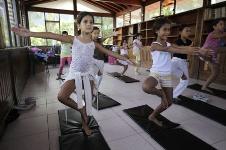 Girls take a yoga lesson at a modelling school in Caracas August 27, 2009.(Xinhua/Reuters Photo)