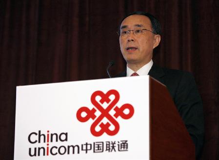 China Unicom Chairman and Chief Executive Officer Chang Xiaobing speaks during a news conference in Hong Kong, announcing the company's interim results and the launch of its 3G service with the iPhone, August 28, 2009. Apple's iPhones will go on sale later this year in China, the world's largest mobile market, its partner China Unicom confirmed on Friday. [China Daily via agencies]