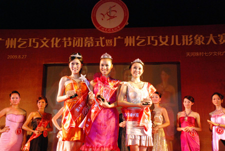 Huang Chen (C), Zhang Chan (R) and Zhong Qianyu hold their trophies of the top three awarding during the 2009 Guangzhou Clever Girls Contest in Guangzhou, south China's Guangdong Province, Aug. 27, 2009. 