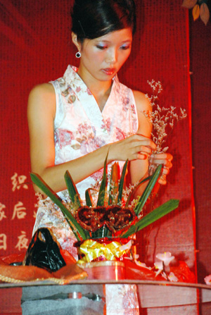 A contestant shows her skills in making ornaments during the 2009 Guangzhou Clever Girls Contest in Guangzhou, south China's Guangdong Province, Aug. 27, 2009.