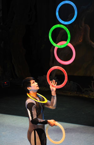 An acrobat of the Nanjing Acrobatic Troupe of China stages a grand acrobatics performance entitled 'Dream Carnival' in Madrid, capital of Spain, August 28, 2009.