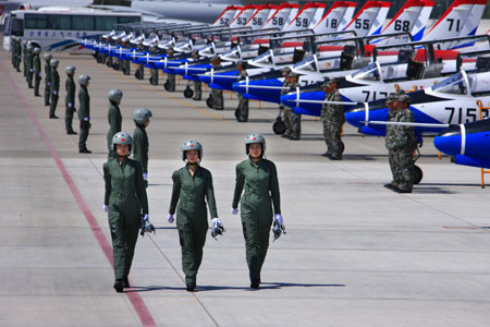 Photo taken on Aug. 30, 2009 shows female jet fighter pilots dressed in the new flight suits at an airport in north China, Aug. 30, 2009. The Chinese air force held Sunday a ceremony here for the first batch of female jet fighter pilots to be equipped with new flight suits especially designed for the female. (Xinhua/Zha Chunming) 