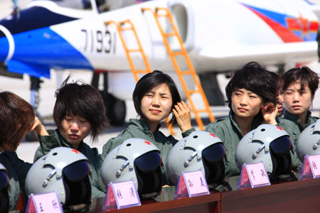 Photo taken on Aug. 30, 2009 shows female jet fighter pilots dressed in new flight suits during a ceremony at an airport in north China, Aug. 30, 2009. The Chinese air force held Sunday a ceremony here for the first batch of female jet fighter pilots to be equipped with new flight suits especially designed for the female. (Xinhua/Zha Chunming) 