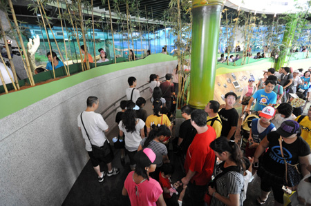 People visit Panda Yuanyuan on her birthday in the zoo in Taipei of southeast China's Taiwan Province, Aug. 30, 2009. (Xinhua/Wu Ching-teng)